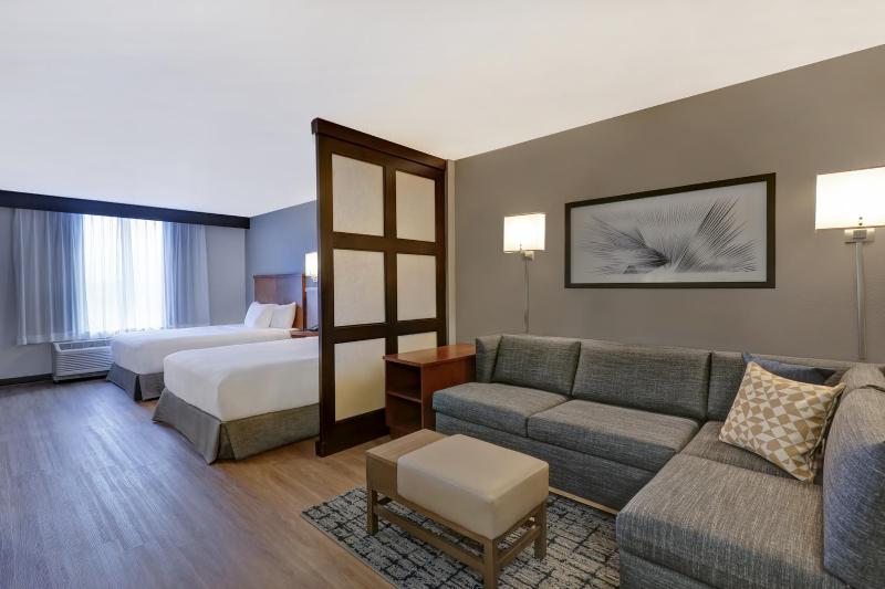 Queen Room with Two Queen Beds and Sofa Bed - High Floor image 4
