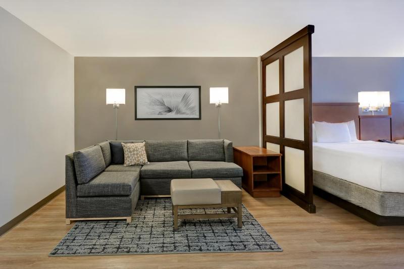 Queen Room with Two Queen Beds and Roll-In Shower - Disability Access image 4