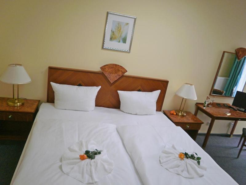 Double Room with Shared Bathroom image 3