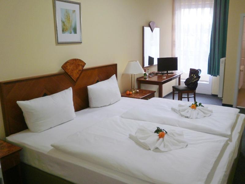 Double Room with Shared Bathroom image 2