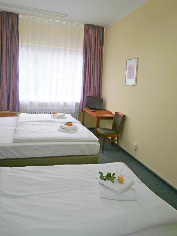 Triple Room with Shared Bathroom image 2