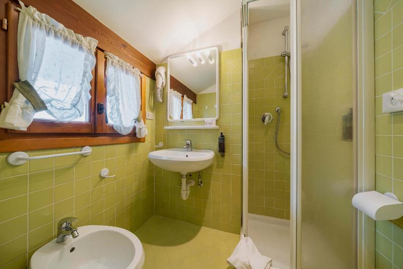Economy Double or Twin Room image 4