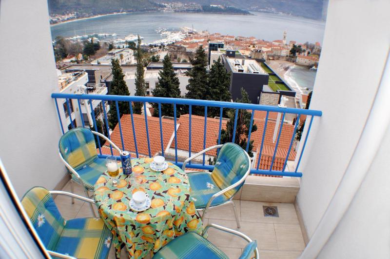 One-Bedroom Apartment with Balcony and Sea View image 3