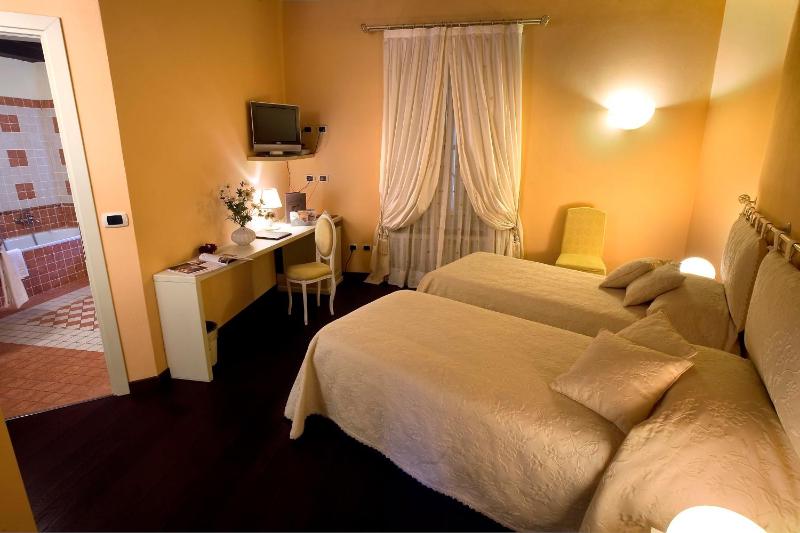 Twin Room image 4