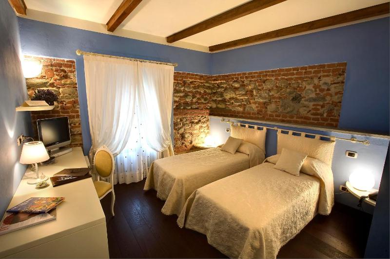 Twin Room image 2