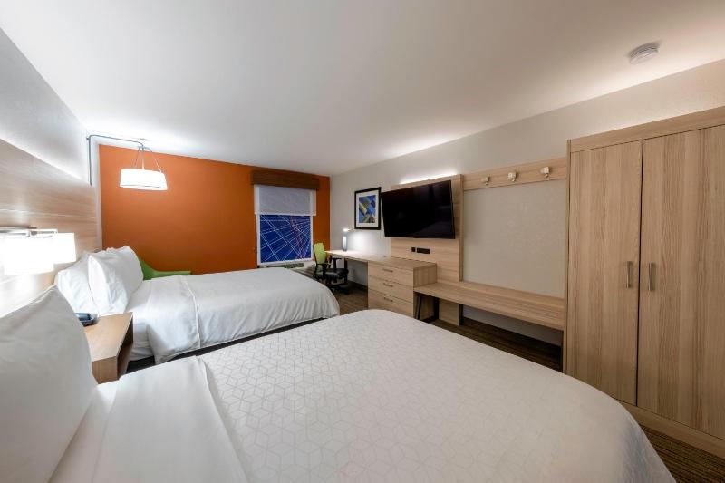 Standard Double Room with Two Double Beds and Accessible Tub - Mobility Access image 3