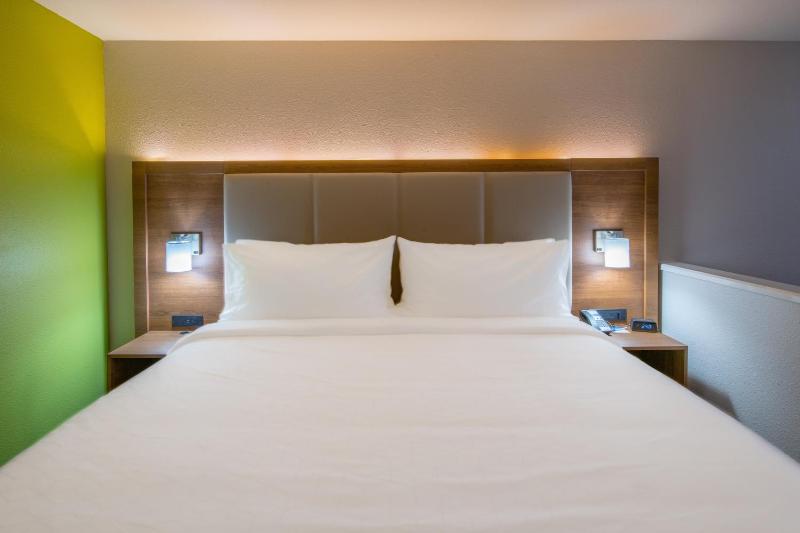 Standard King Room image 3