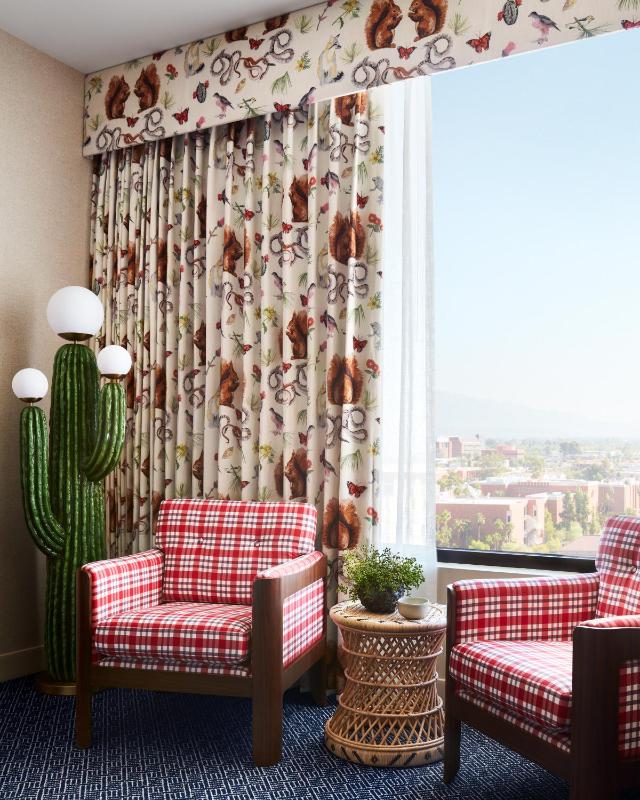 Graduate King Room image 4