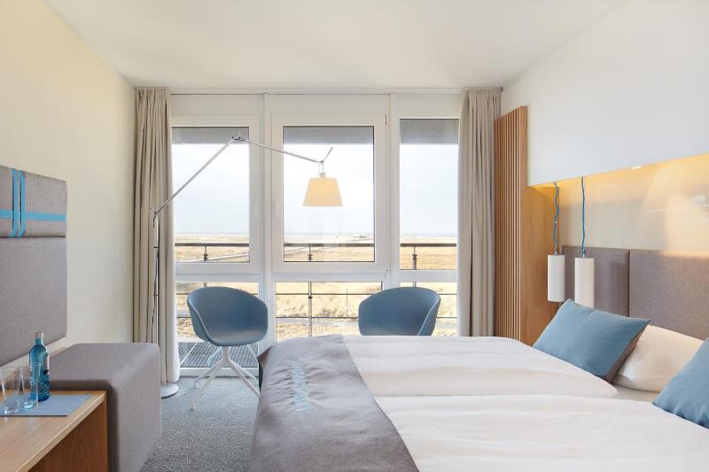 Double Room with Sea View image 2