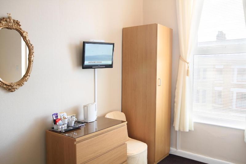 Rm 5 King Room - Second Floor image 3