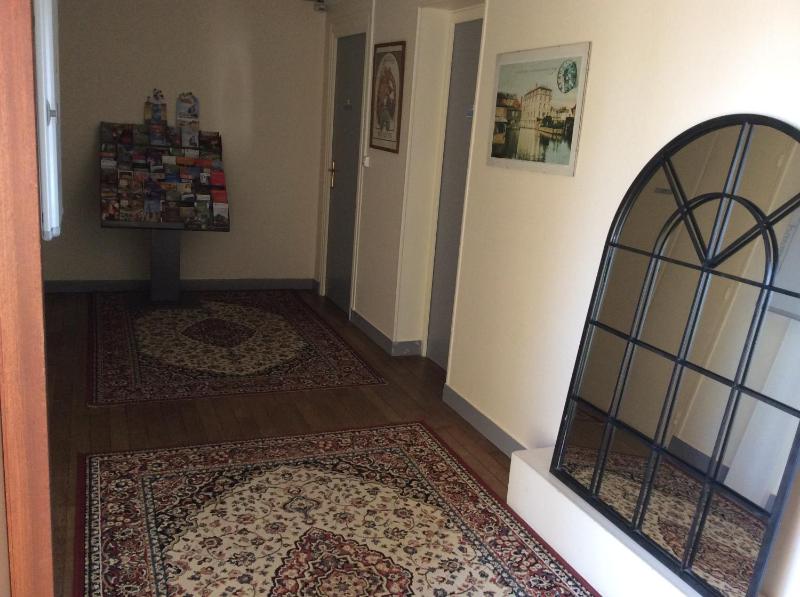 Family Room (4 Adults + 1 Child) image 2