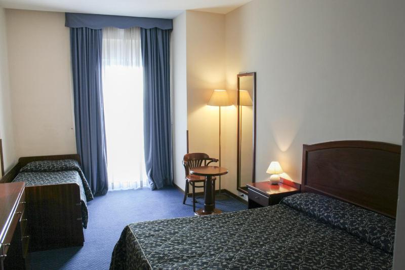 Economy Triple Room image 2