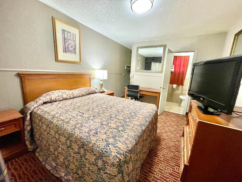 Standard Queen Room image 1