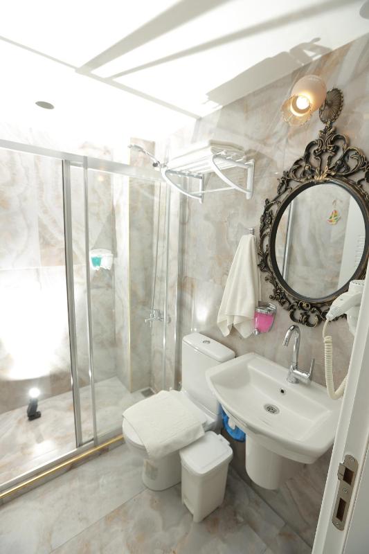 Budget Double Room image 3