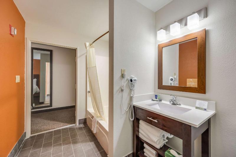 Queen Room with Two Queen Beds - Accessible/Non-Smoking  image 3