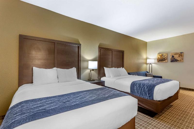 Queen Suite with Two Queen Beds and Sofa Bed - Non-Smoking image 3
