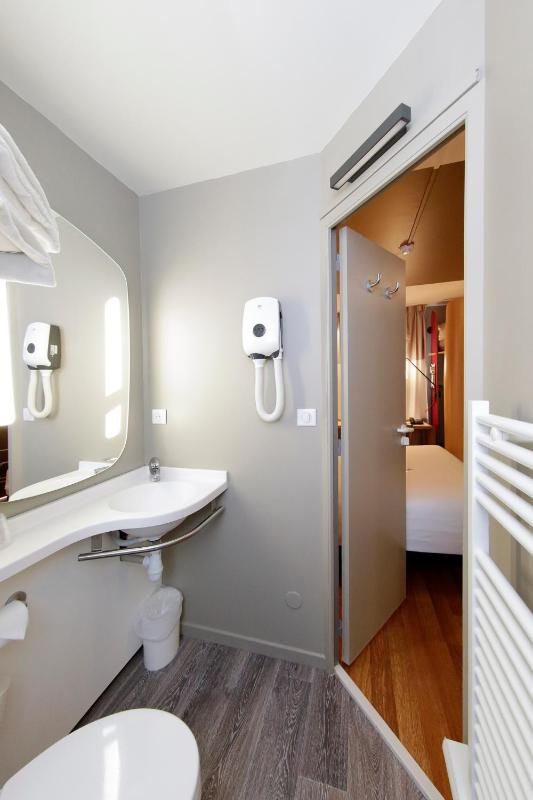 Standard Double Room image 2