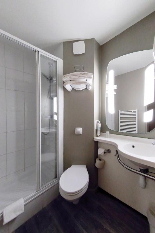 Standard Double Room image 3