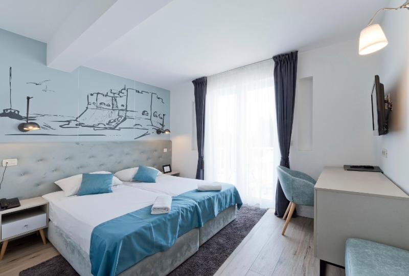 Double or Twin Room with Balcony image 4