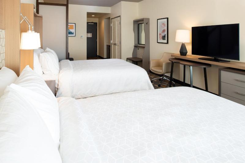 Queen Suite with Two Queen Beds image 3