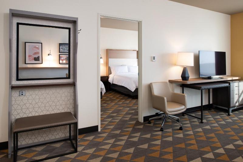 One-Bedroom Queen Suite image 3