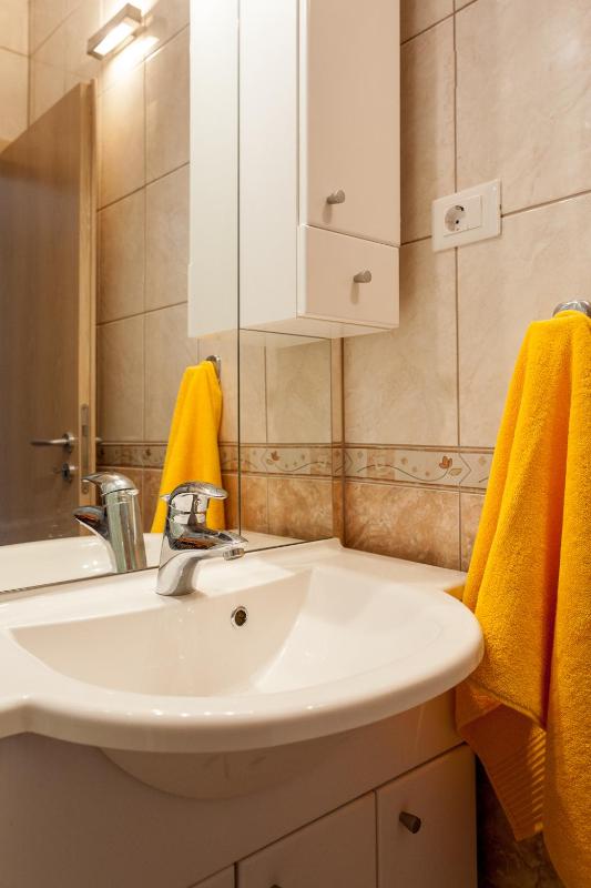 Three-Bedroom Apartment with Balcony and Sea View image 4