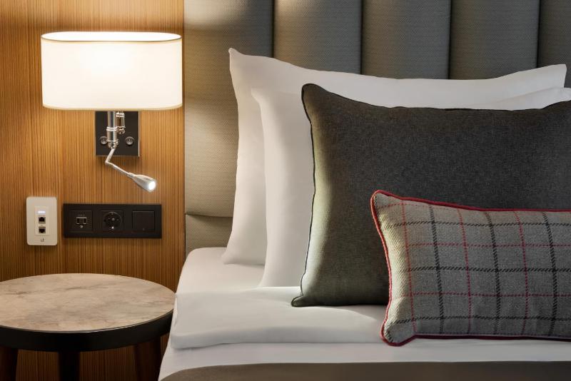 Deluxe King Room - Non-Smoking image 3