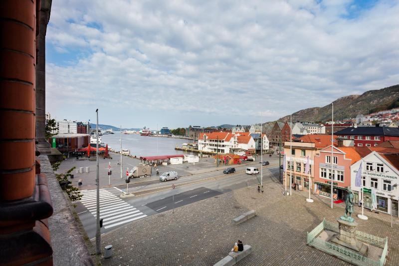Executive King Suite with Harbour View image 2