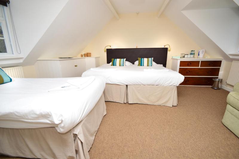 Standard Triple Room image 2