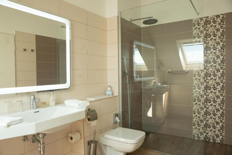 Double Room with Balcony image 2