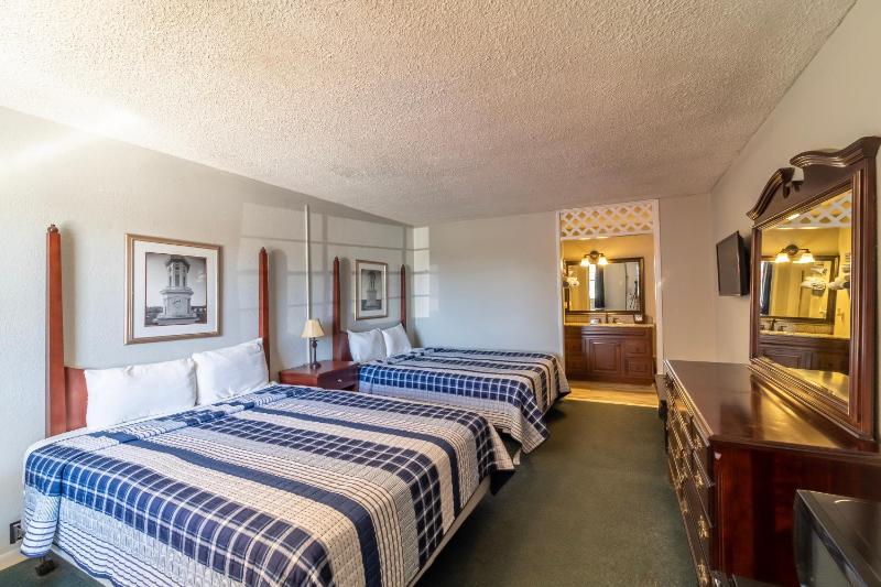 Queen Room - Ground Level  image 3