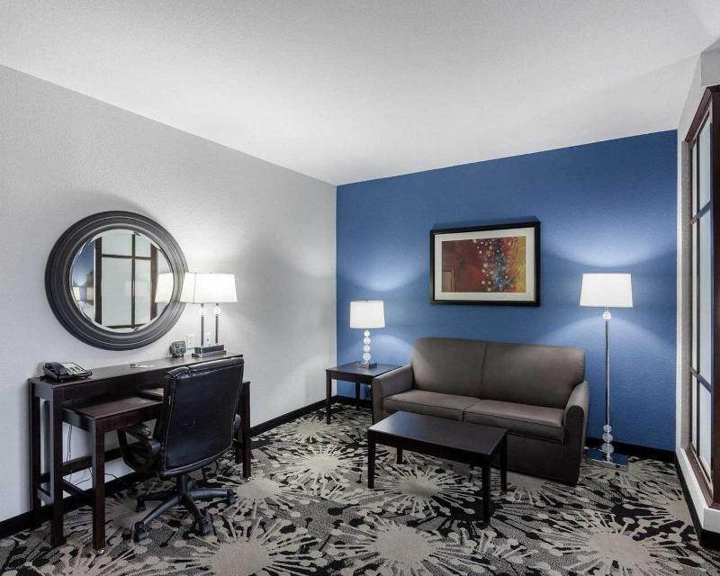 King Suite - Accessible/Non-Smoking image 1
