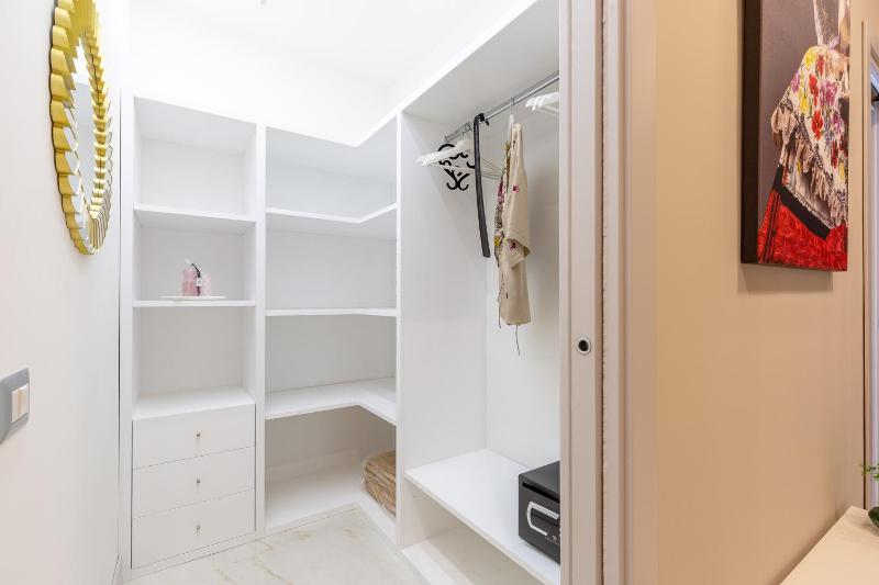 Deluxe Double or Twin Room with Balcony image 4