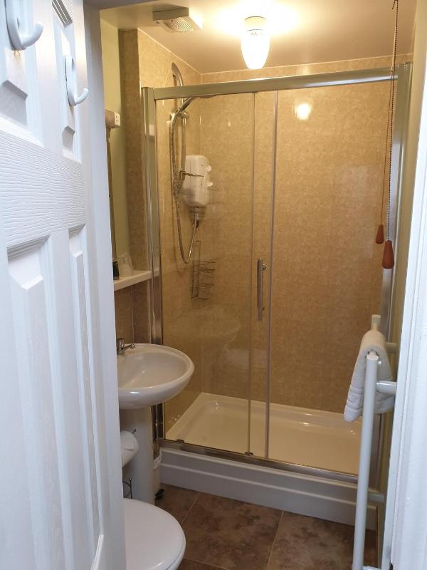 Standard King Room image 3