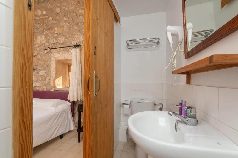 Single Room image 3