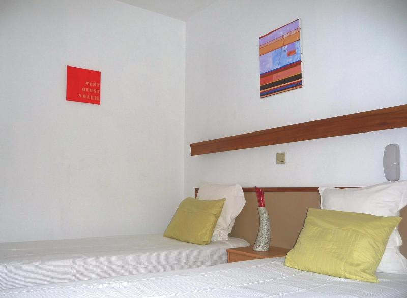 Twin Room image 4