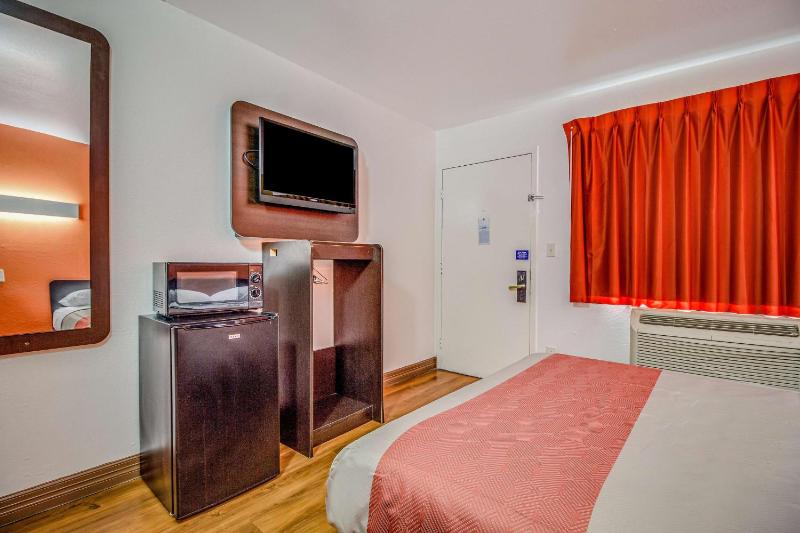 Queen Room - Non-Smoking image 3