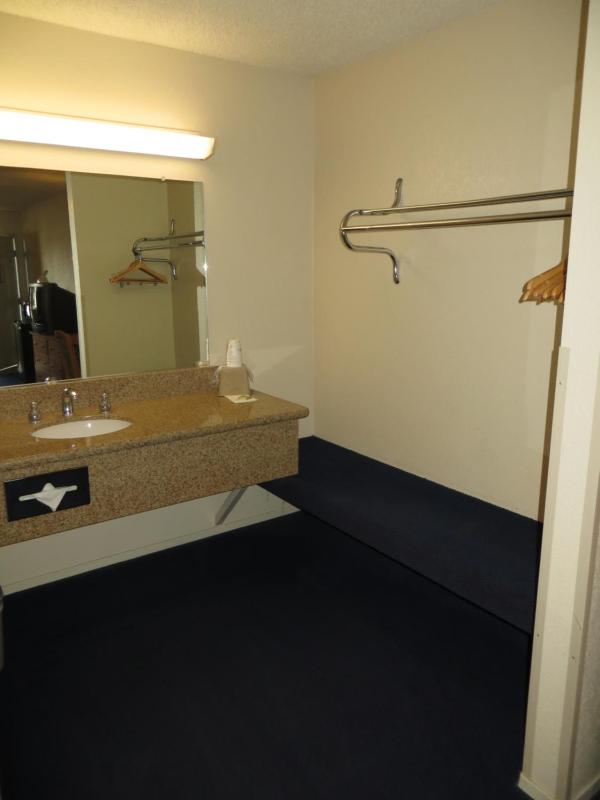 King Room - Disability Access - Non-Smoking image 4
