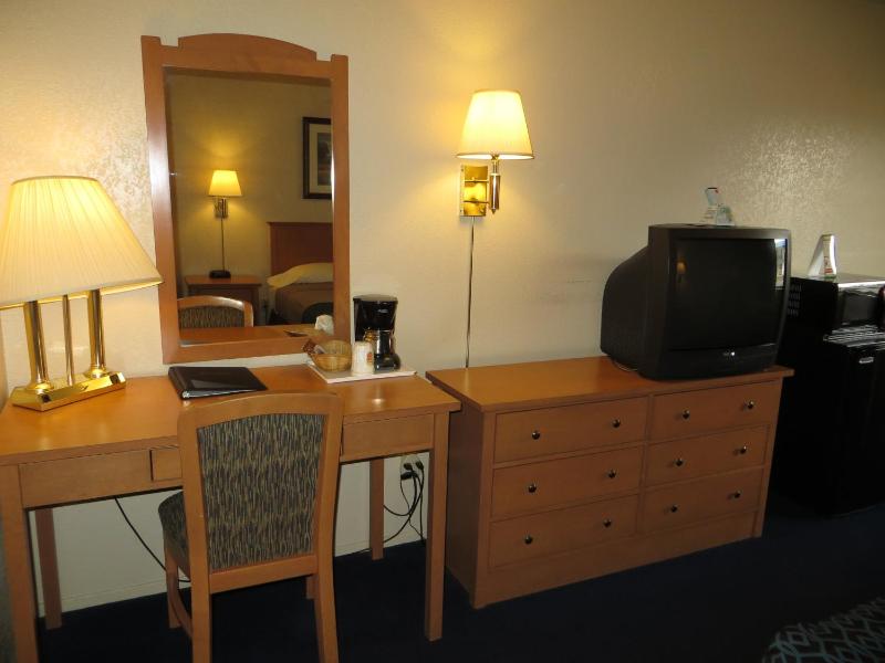 Queen Room with Two Queen Beds - Non-Smoking image 2