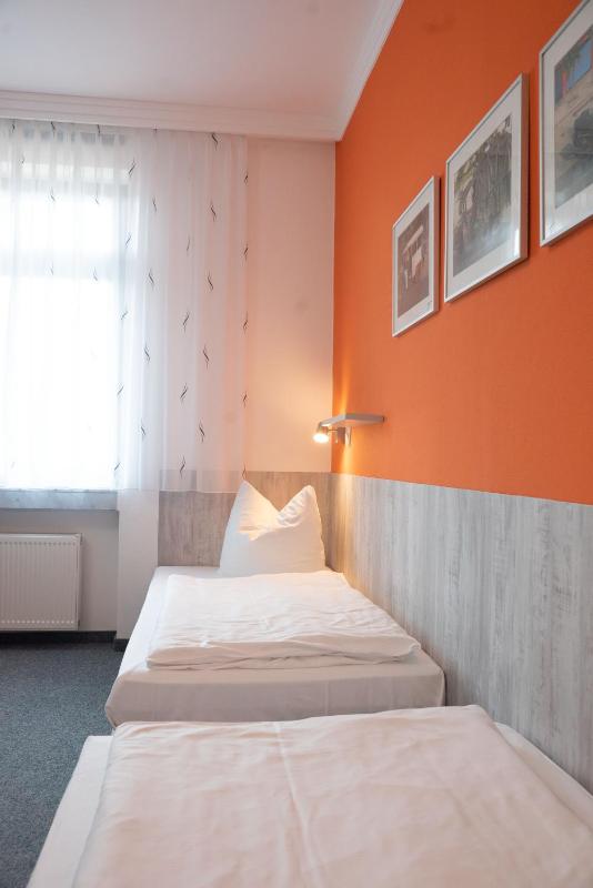 Twin Room image 3