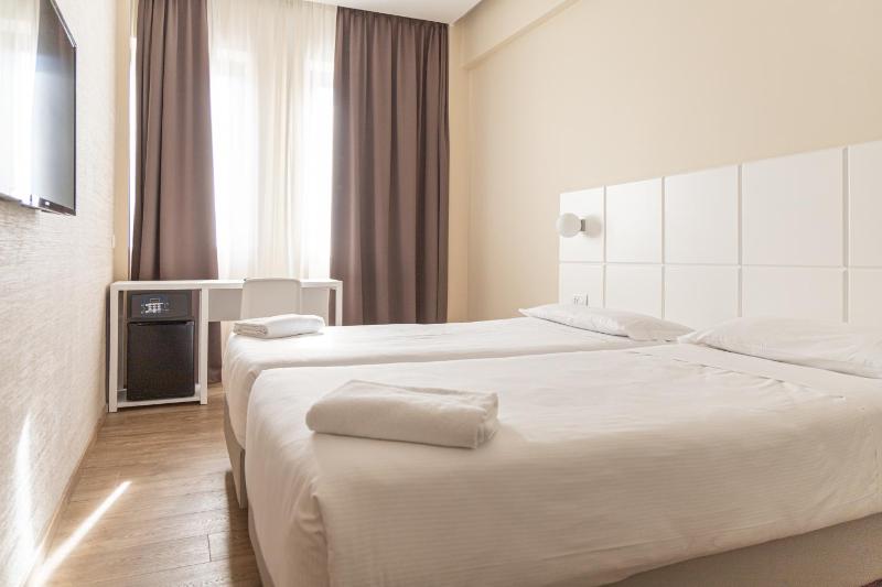Deluxe Twin Room image 2