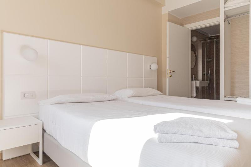 Deluxe Twin Room image 3