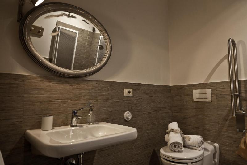 Superior Double Room with Balcony image 3