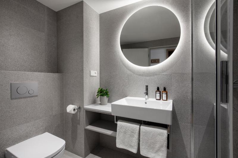 Premium King Room with Balcony image 2