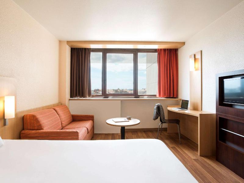 Standard Double Room image 4