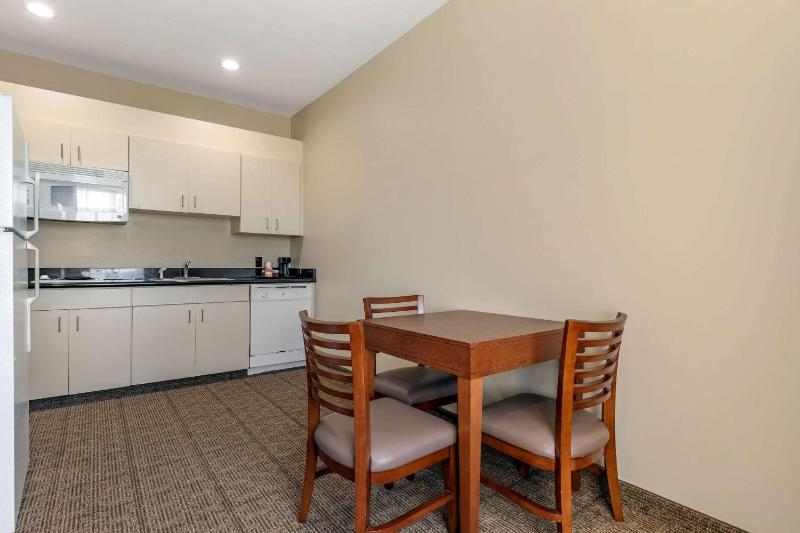 Standard King Room - Non-Smoking  image 4