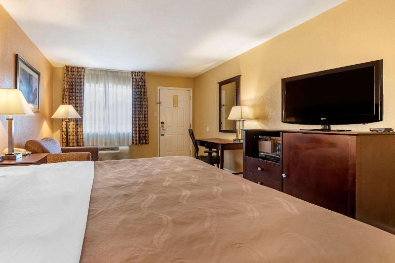 King Room - Non-Smoking image 3