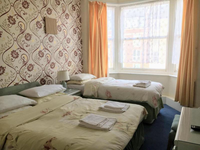 Triple Room with Private External Bathroom image 1