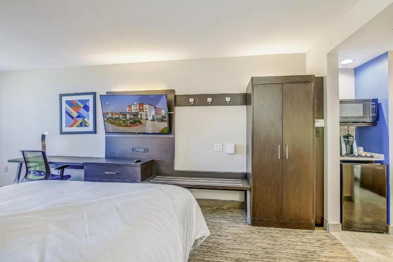 Standard Queen Room with Two Queen Beds image 4