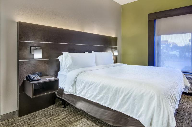 Standard King Room image 4